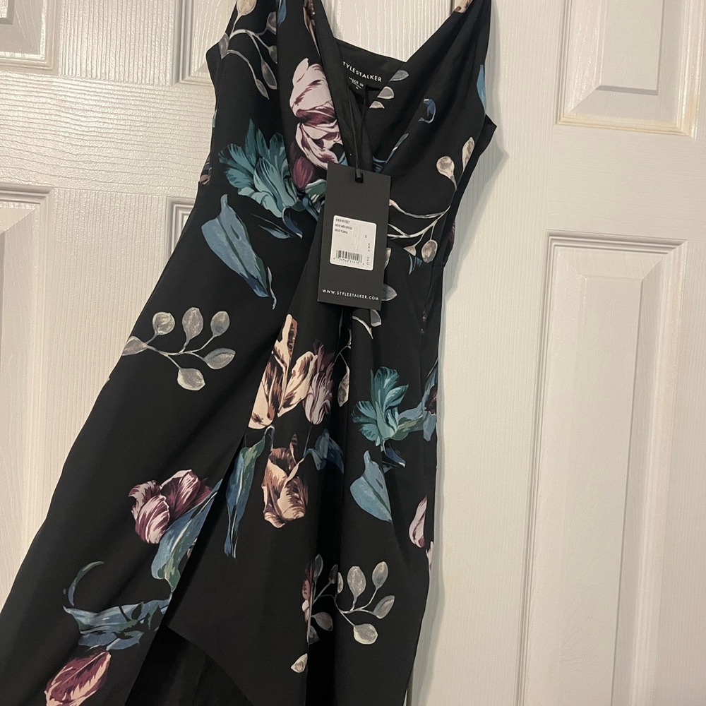 Stylish Black Floral Dress by StyleStalker. Size Small. Knee length NWT!!!